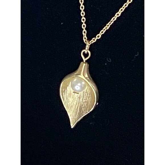 VINTAGE CALLA LILLY NECKLACE AND MATCHING EARRINGS FAUX PEARL BEAUTIFUL - Picture 6 of 7